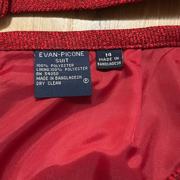 Red suit. Jacket and skirt - Picture 7 of 8